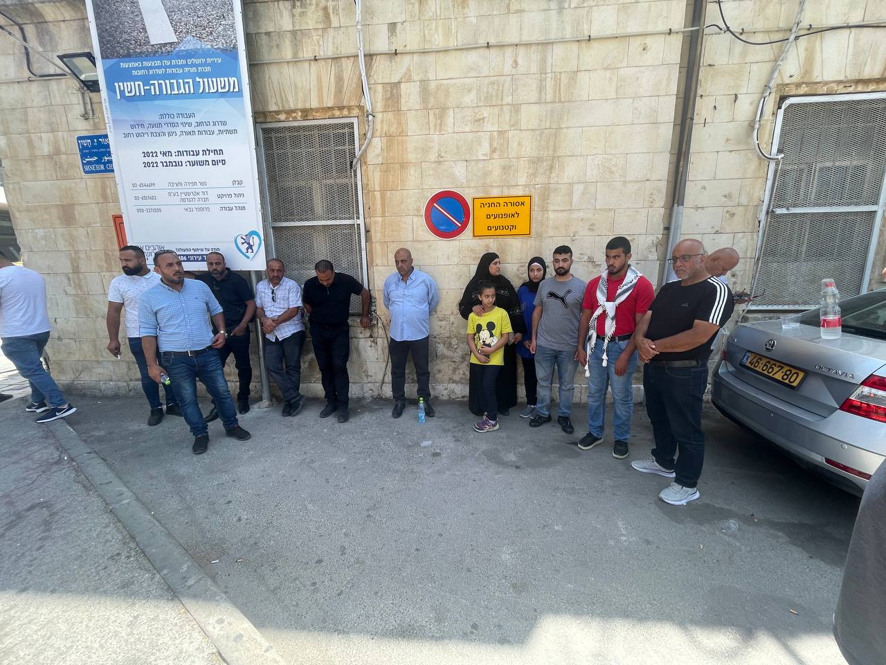 عائلة شحام أمام مبنى المحكمة. (تصوير وفا)